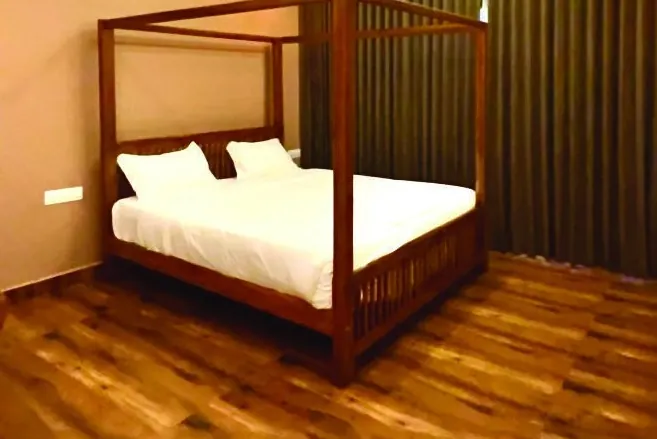 Four-poster bedroom in the Crown Villa family cottage
