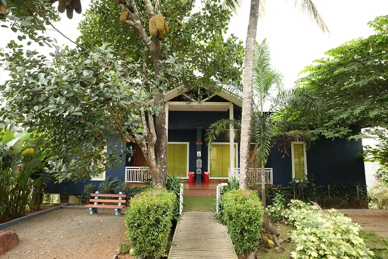 Garden pathway leading to Lavista Villa at Purayil Resort